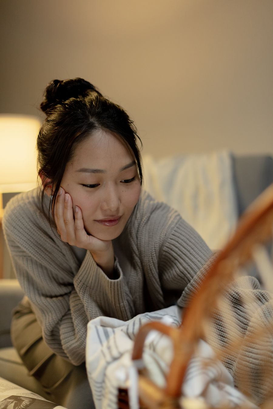 窓辺で静かに考えごとをする女性
